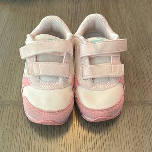 Little girl puma sneakers!